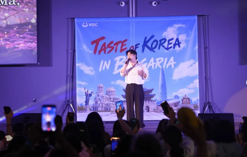 A singer on stage with the front rows filming on their phones